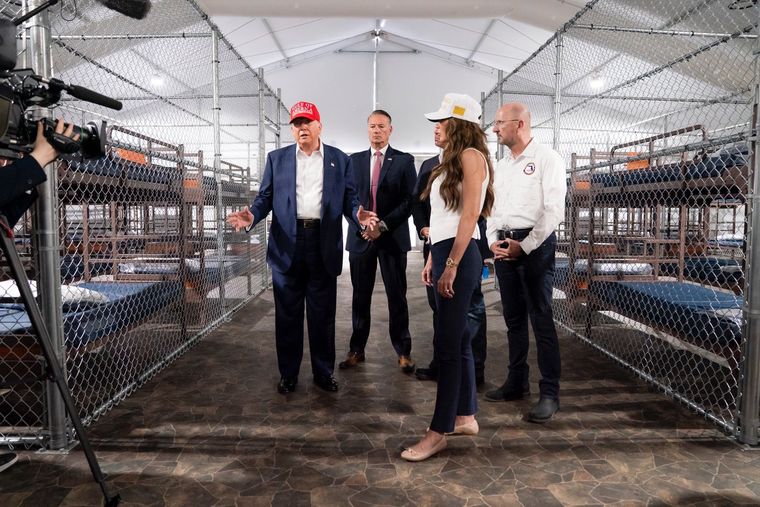 Kristi Noem y Donald Trump en un centro de detención para inmigrantes ilegales. Kristi Noem y Donald Trump en un centro de detención para inmigrantes ilegales.