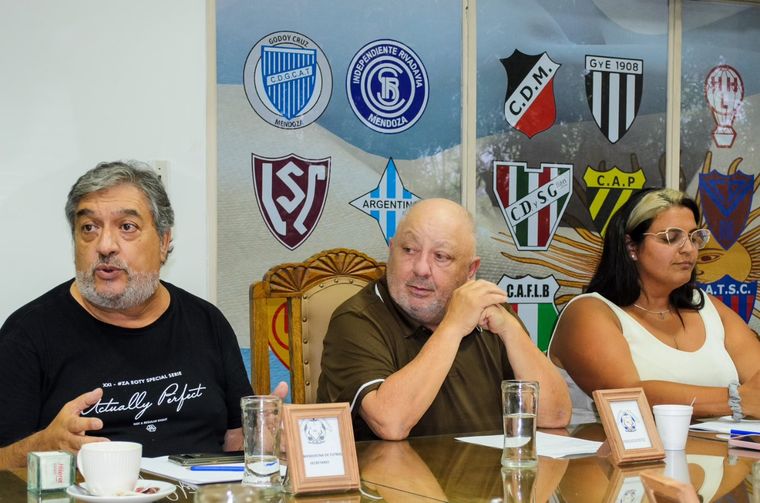 Omar Sperdutti, presidente de la Liga Mendocina de Fútbol, encabezó la primera reunión del año. Omar Sperdutti, presidente de la Liga Mendocina de Fútbol, encabezó la primera reunión del año.