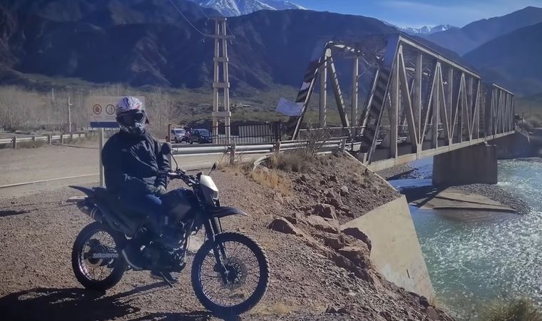 El motociclista realizó un video riéndose de la trascendencia que había tomado su nombre asociado al puente en 2024. El motociclista realizó un video riéndose de la trascendencia que había tomado su nombre asociado al puente en 2024.