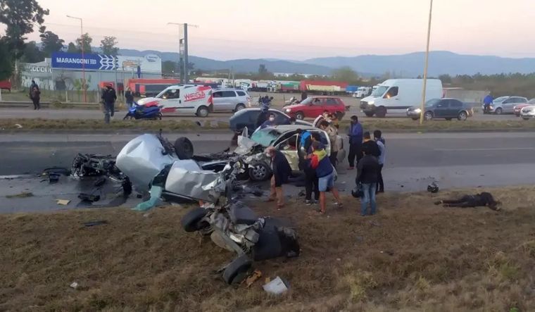 El gravísimo accidente dejó cuatro muertos y cuatro heridos, uno de en estado criítico