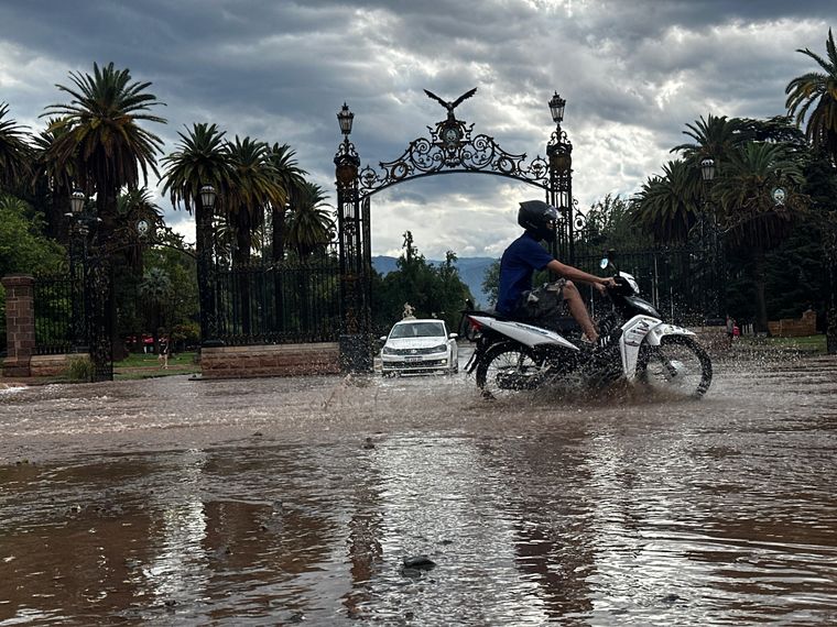 Continúa el alerta por las tormentas en Mendoza, tras las fuertes precipitaciones y granizo que impactaron este viernes por la tarde. Continúa el alerta por las tormentas en Mendoza, tras las fuertes precipitaciones y granizo que impactaron este viernes por la tarde.