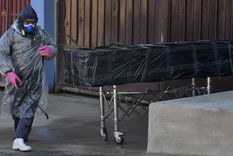 un cadaver en la calle, la tragedia sanitaria de una ciudad boliviana