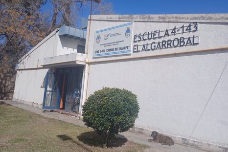 La escuela 4-143 El Algarrobal fue blanco de amenazas sobre un posible tiroteo. La escuela 4-143 El Algarrobal fue blanco de amenazas sobre un posible tiroteo.