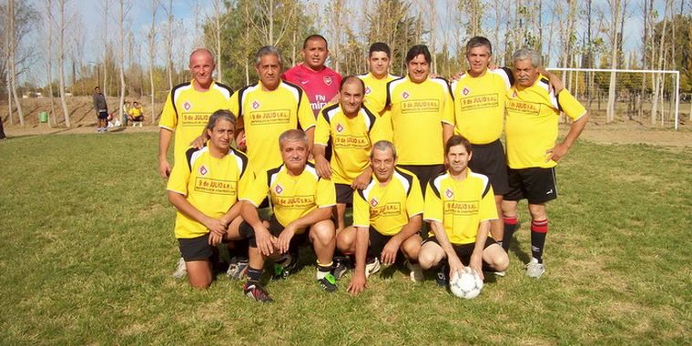 C.9 de Julio y su inexperiencia, demasiados pibes. Foto: Fabián Segura