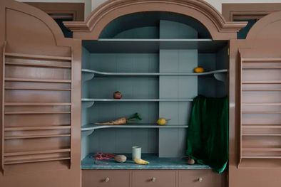 MDZol | Los gabinetes de cocina? son muebles que se instalan en muchas cocinas para guardar alimentos, equipos de cocina, cubiertos y platos, entre otros. Foto: Plain English Design