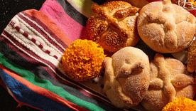 Cada región de México adapta la receta de pan de muerto a su estilo en Oaxaca se cubre con ajonjolí, en Michoacán lleva anís, y en la Ciudad de México se espolvorea con azúcar o se rellena de nata. Cada región de México adapta la receta de pan de muerto a su estilo en Oaxaca se cubre con ajonjolí, en Michoacán lleva anís, y en la Ciudad de México se espolvorea con azúcar o se rellena de nata.