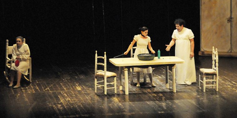Silvia del Castillo, Belén Cherubini y Guillermo Troncoso en escena.