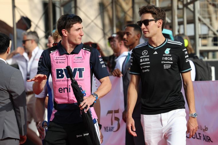 El cuestionado Jack Doohan dialoga con George Russell luego del GP de Bahréin. Foto: EFE