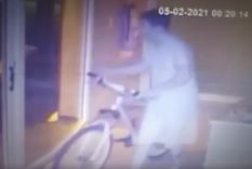 Sin barbijo El ladrón opera a cara descubierta.