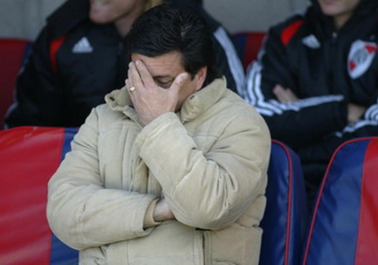 Passarella se toma la cabeza y no lo puede creer. Foto: fotobaires