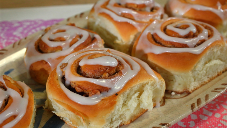 Muchas versiones de esta receta incluyen glaseado dulce. Muchas versiones de esta receta incluyen glaseado dulce.