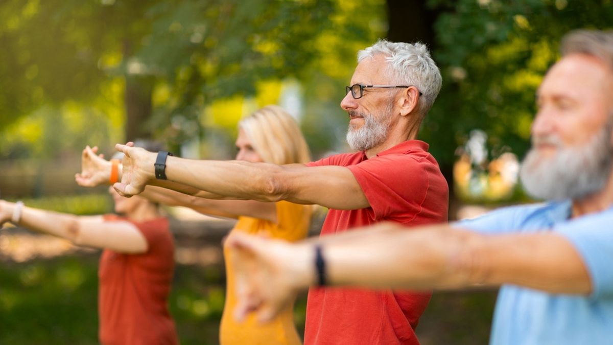Ni caminar ni correr: el ejercicio que más recomiendan después de los 60 para cuidar el cuerpo