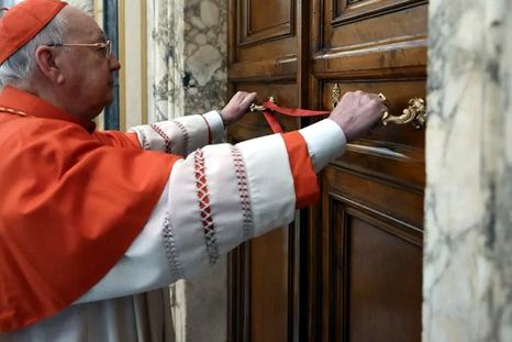 El camarlengo Farrell estará al frente de las ceremonias. Foto: Efe.