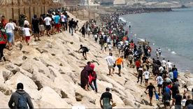 Decenas de miles de migrantes llegaron a Ceuta, España, desde Marruecos. Foto Efe Decenas de miles de migrantes llegaron a Ceuta, España, desde Marruecos. Foto Efe