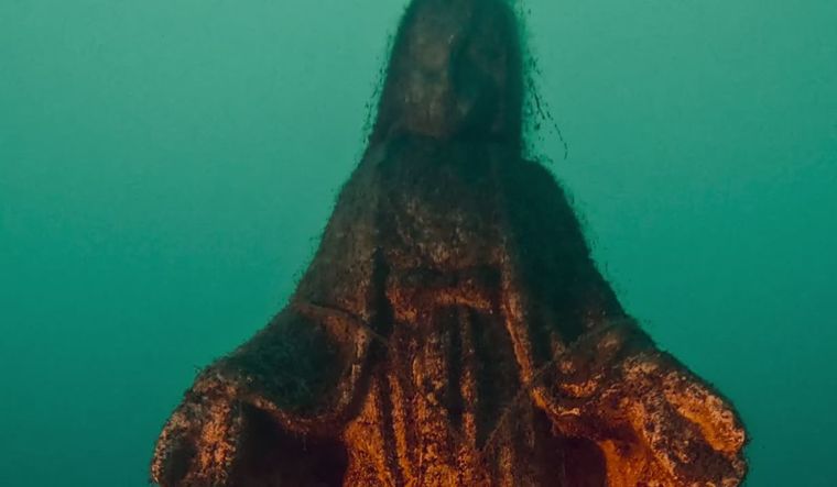 La imagen de la virgen en el fondo del dique Potrerillos.