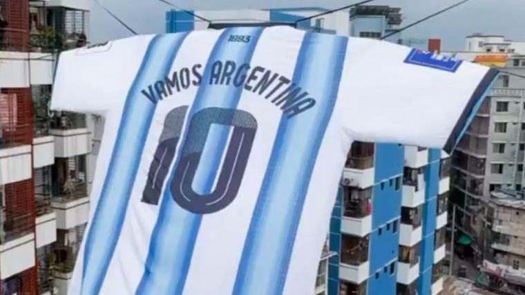 PORTADA Hinchas de Bangladesh selección argentina camiseta gigante
