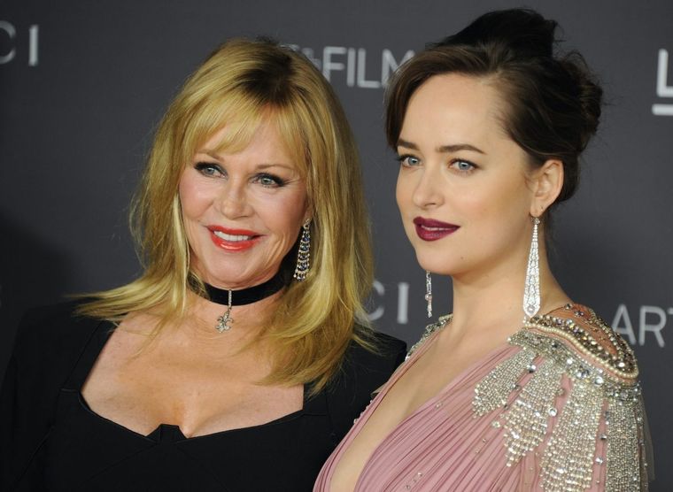 Dakota Johnson y Melanie Griffith proponen inspirarnos en sus looks de madre e hija Foto: Showbiz