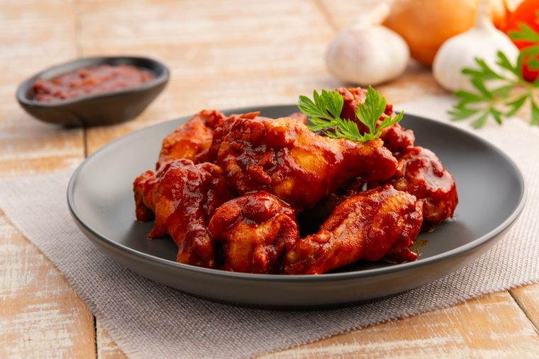 En la receta de alas de pollo a la barbacoa, el marinado prolongado intensifica el sabor. En la receta de alas de pollo a la barbacoa, el marinado prolongado intensifica el sabor.