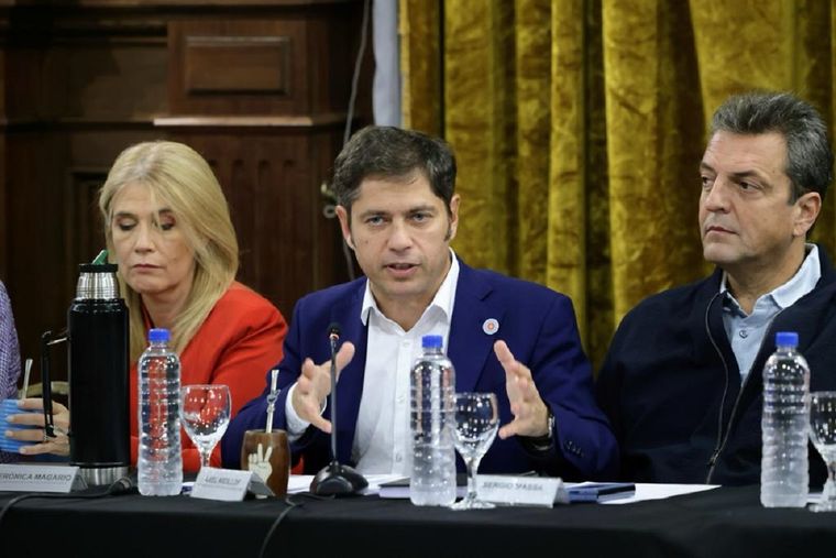 Axel Kicillof y un gesto con Massa. Foto: Prensa Gobierno de la Provincia de Buenos Aires