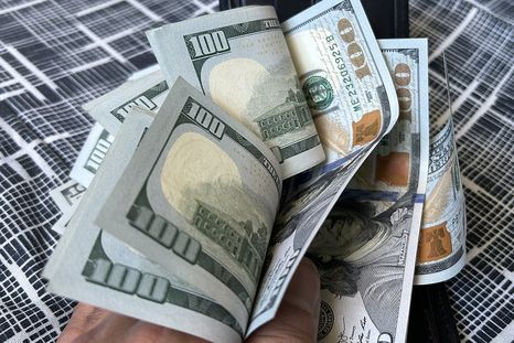 a cuanto cotiza el dolar oficial y el blue tras el viaje de caputo a ee.uu. a cuanto cotiza el dolar oficial y el blue tras el viaje de caputo a ee.uu.