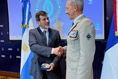 Juan Battaleme, secretario de Asuntos Internacionales, junto al teniente general Eric Peltier, jefe delegación Francia Foto: Ministerio de Defensa