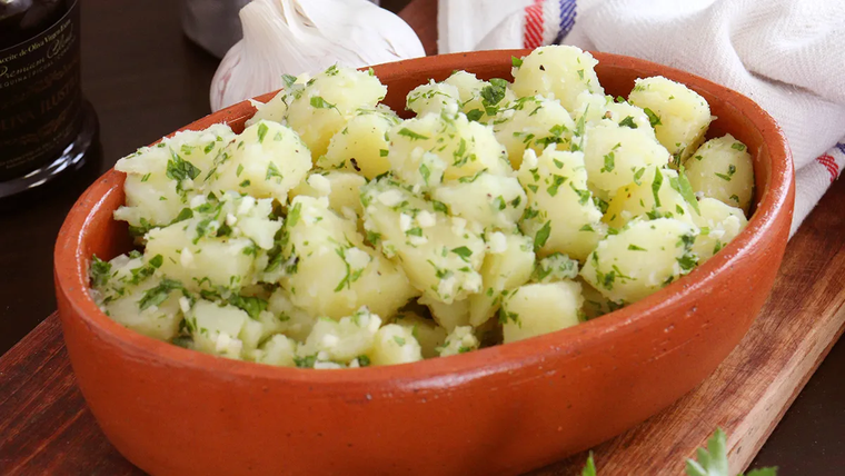 ¡Clásica y rendidora! receta de ensalada de papas con perejil.