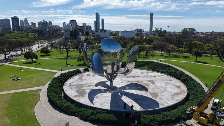 La floralis genérica es uno de los principales atractivos de la Ciudad de Buenos Aires.
