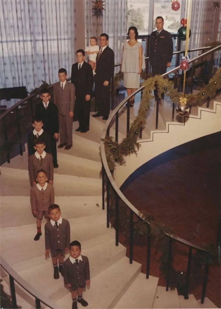 Todas las familias felices se parecen unas a otras, pero cada familia infeliz lo es a su manera (Ana Karenina de León Tolstói). La familia Galvin en la Academia de la Fuerza Aérea de EE.UU., 1961. Foto: CORTESÍA DE LA FAMILIA GALVIN