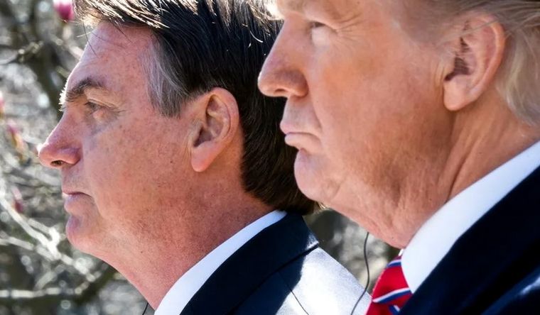 Jair, padre de Flávio Bolsonaro, junto a su aliado Donald Trump, presidente de Estados Unidos. Foto Efe Jair, padre de Flávio Bolsonaro, junto a su aliado Donald Trump, presidente de Estados Unidos. Foto Efe