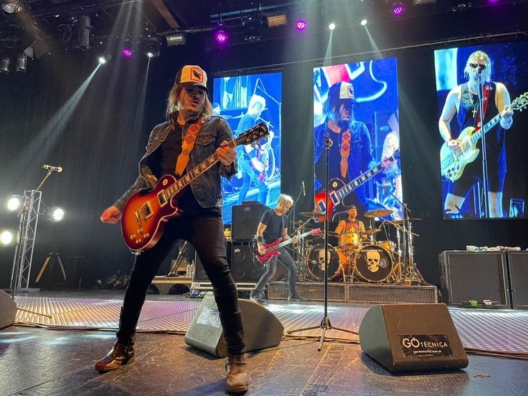 Airbag volvió a Mendoza y explotó el Bustelo.