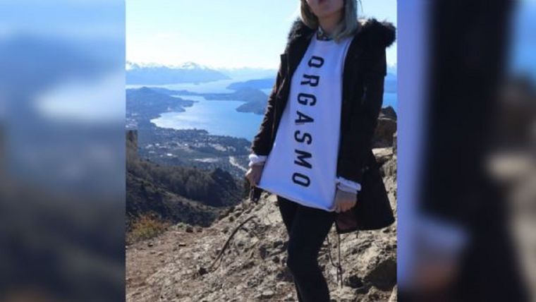 Chechu, la protagonista del video, posa antes de pasar a la acción en un reconocido lugar turístico