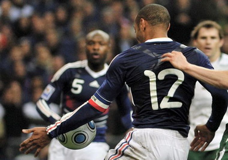 La mano de Henry, que desató una nueva polémica. Foto: EFE