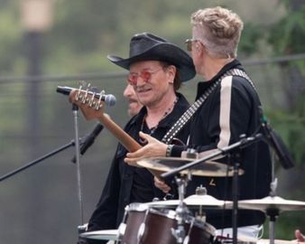 Bono cantando sobre el techo de un micro en plena Ciudad de México para el video de Street of Dreams. / X