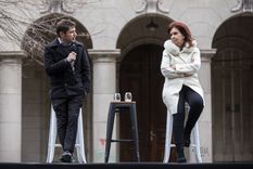 Dirigentes bonaerenses afines a la expresidenta Cristina Fernández de Kirchner salieron a presionar al gobernador Axel Kicillof para que no desdoble las elecciones bonaerenses. Foto: Télam
