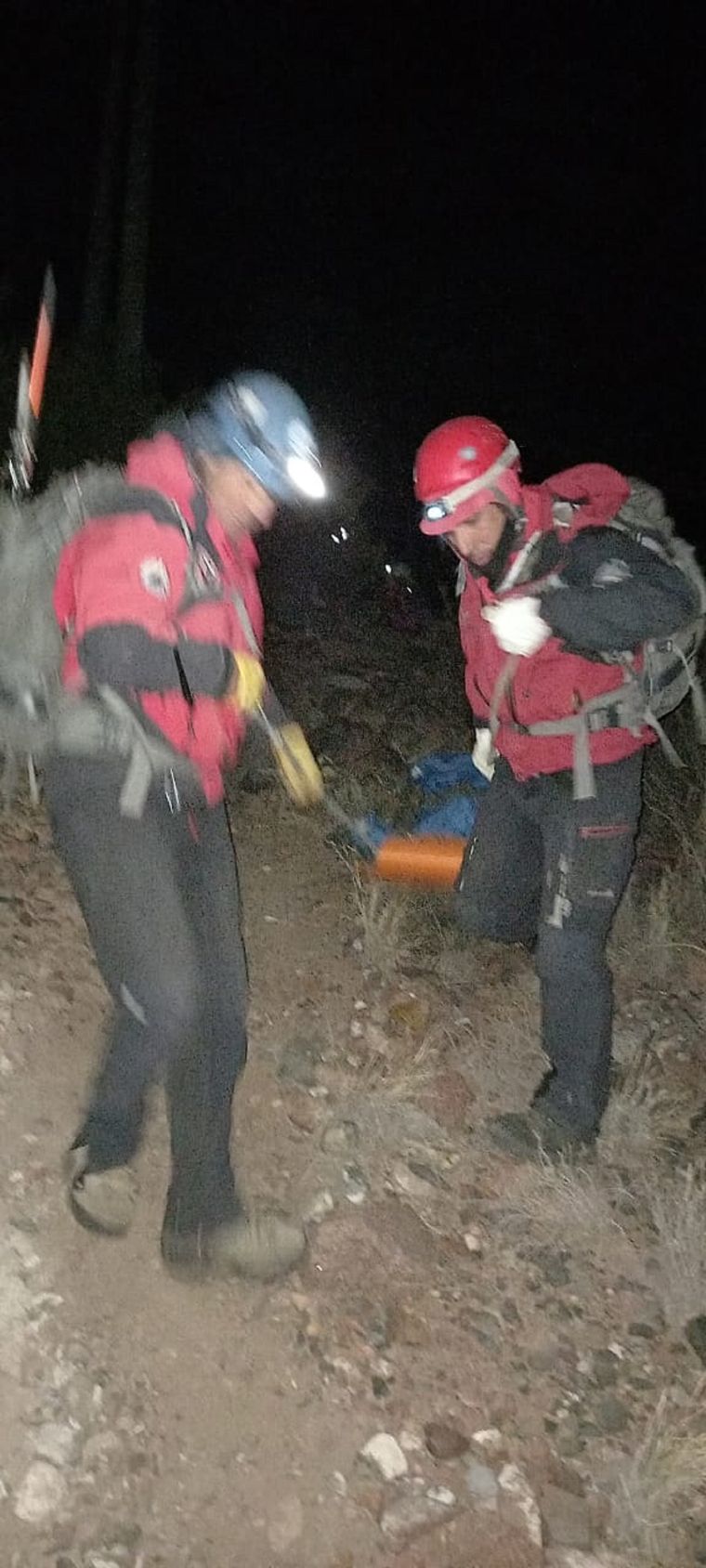 El momento en que el hombre fue rescatado y trasladado en camilla del cerro Nahuel Foto: Ministerio de Seguridad de Mendoza