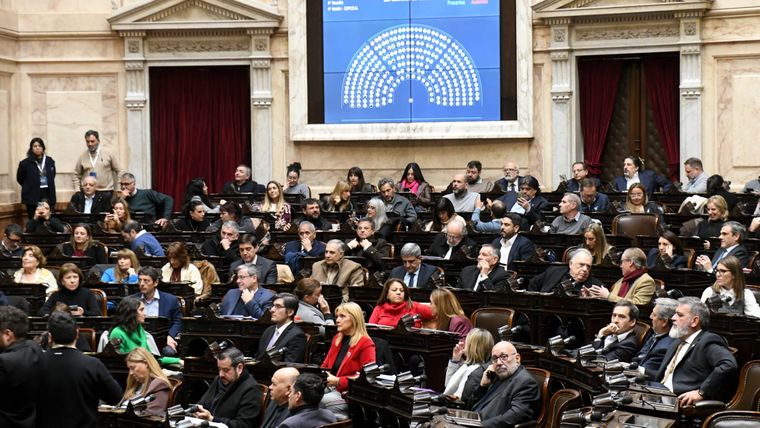 La Cámara de Diputados vuelve a sesionar después de dos meses. La Cámara de Diputados vuelve a sesionar después de dos meses.