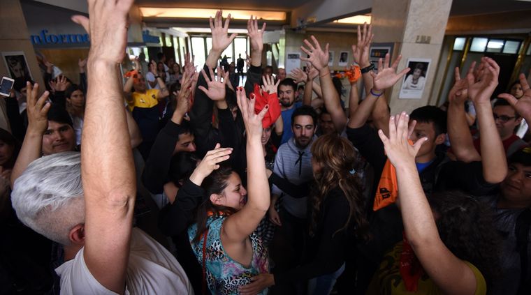 Los familiares y victimas del Instituto Próvolo festejan las condenas de los curas Nicola Corradi (42 años de prisión), Horacio Corbacho (45 años de prisión), y del ex jardinero Armando Gómez (18 años de prisión)