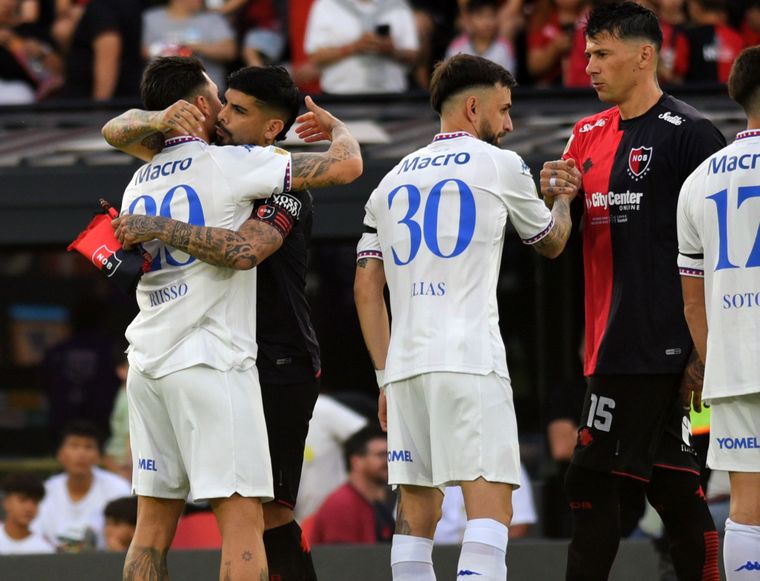 Aplausos, cantos y algunos silbidos: así fue el homenaje a Miguel Ángel Russo en el Coloso Marcelo Bielsa.&nbsp;
