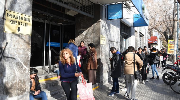 El martes comienza el calendario de pagos de Anses con bono y aumento.