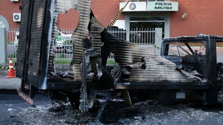 Las bandas criminales prenden fuego a vehículos como una estrategia para cerrar las calles. Foto: REUTERS