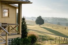 El primer paso para elegir un color exterior es evaluar algunos elegidos para una vivienda y ver cómo encajarían en los entornos de la misma. Foto: Estudio Greg Dutton