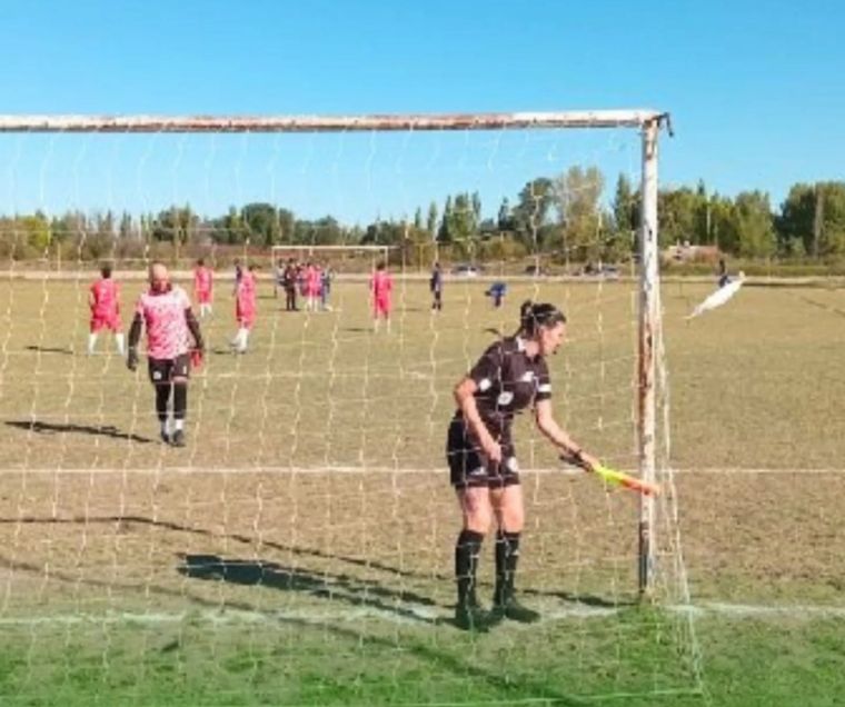El fútbol alvearense marcará un hecho importante para el arbitraje femenino de la provincia. El fútbol alvearense marcará un hecho importante para el arbitraje femenino de la provincia.