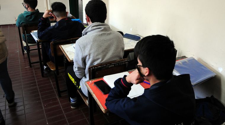 Los chicos van a clases con poco abrigo y zapatillas rotas Foto: ALF PONCE MERCADO / MDZ