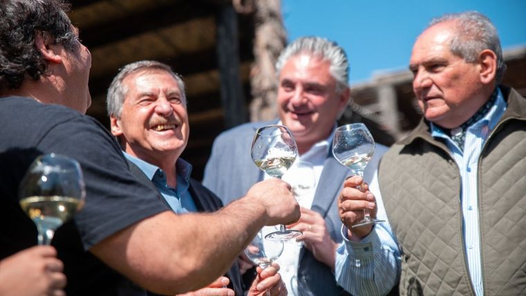 Una familia entera en el vino