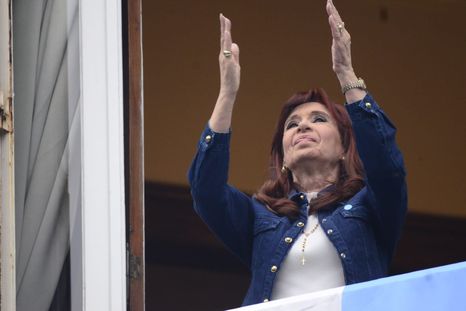 La expresidenta Cristina Fernández de Kirchner, desde su balcón en San José 1111. Foto: MDZ La expresidenta Cristina Fernández de Kirchner, desde su balcón en San José 1111. Foto: MDZ