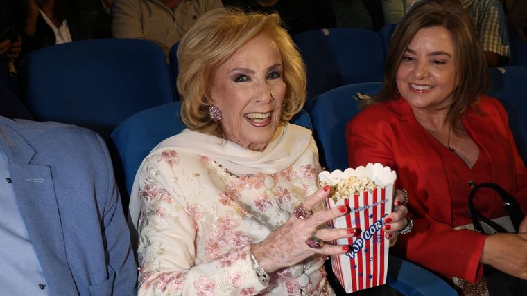 Mirtha Legrand está de festejo. Mirtha Legrand está de festejo.