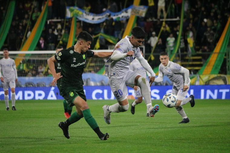El Tomba da el gol en Varela. Foto: Godoy Cruz