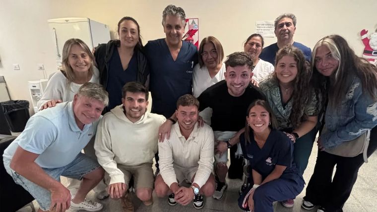 Jorge Ignacio Heinze, sobrino de Gabriel Heinze, con los médicos del Hospital Central.&nbsp;