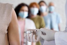 Cada vez hay más pruebas de que las vacunas y la infección previa ayudarían a reforzar la protección de la población contra el COVID-19, lo que hace que la enfermedad sea menos grave para quienes se infectan o se reinfectan. Foto: Sensual Intim
