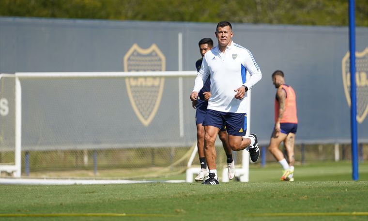 Almirón celebra la recuperación del Pola Aranda. Foto: @BocaJrsOficial